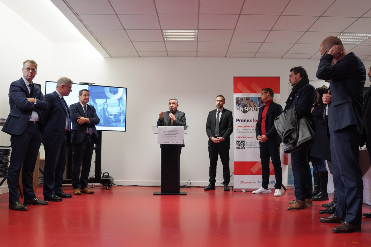 TransdevIDF's tweet photo. 🤝Cette remise de #diplômes est l'occasion pour #TransdevIDF de mettre en avant l’arrivée de 22 nouveaux #conducteurs et #conductrices au sein de nos entités en présence de @beaudetstephane, @MichelBissonGPS et @ProbstLaurent 📸
cc : @iledefrance @grandparissud @IDFmobilites https://t.co/I1XHqJRUIN