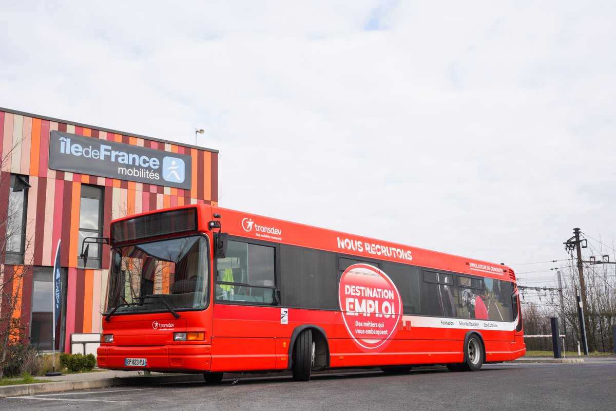 TransdevIDF's tweet photo. 🤝Cette remise de #diplômes est l'occasion pour #TransdevIDF de mettre en avant l’arrivée de 22 nouveaux #conducteurs et #conductrices au sein de nos entités en présence de @beaudetstephane, @MichelBissonGPS et @ProbstLaurent 📸
cc : @iledefrance @grandparissud @IDFmobilites https://t.co/I1XHqJRUIN