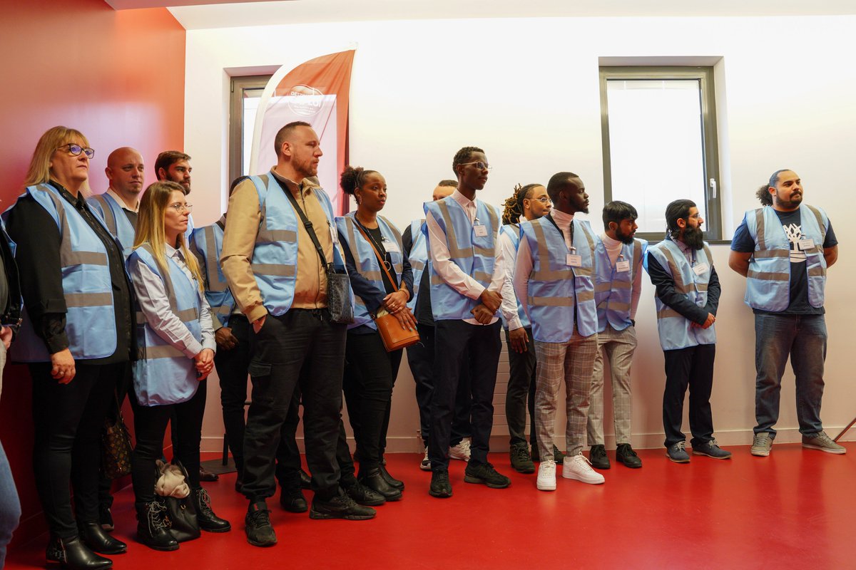TransdevIDF's tweet photo. 🤝Cette remise de #diplômes est l'occasion pour #TransdevIDF de mettre en avant l’arrivée de 22 nouveaux #conducteurs et #conductrices au sein de nos entités en présence de @beaudetstephane, @MichelBissonGPS et @ProbstLaurent 📸
cc : @iledefrance @grandparissud @IDFmobilites https://t.co/I1XHqJRUIN