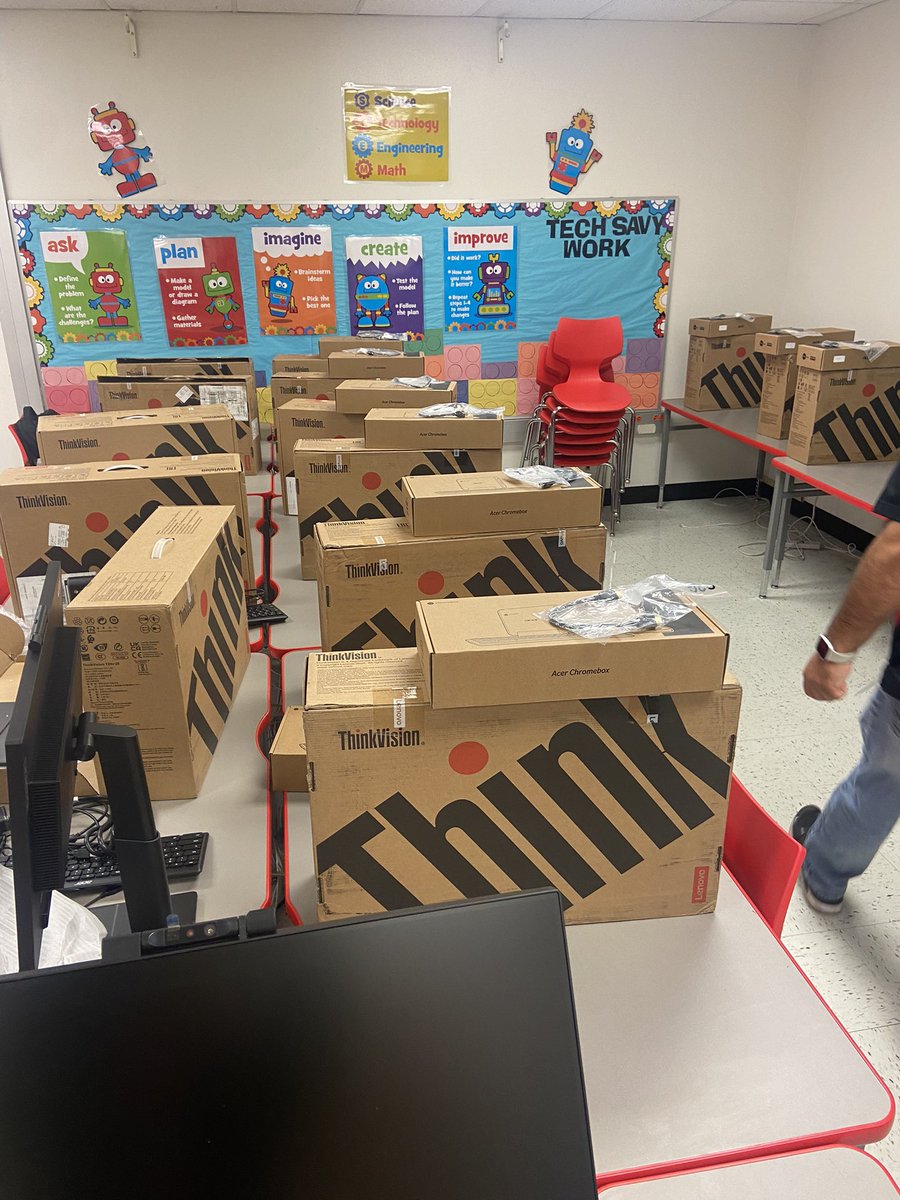 MarkTwain_TAG's tweet photo. New computer science lab loading……. #STEAMingUpLearning  #Coding  #programming https://t.co/nxMjWGvIDe