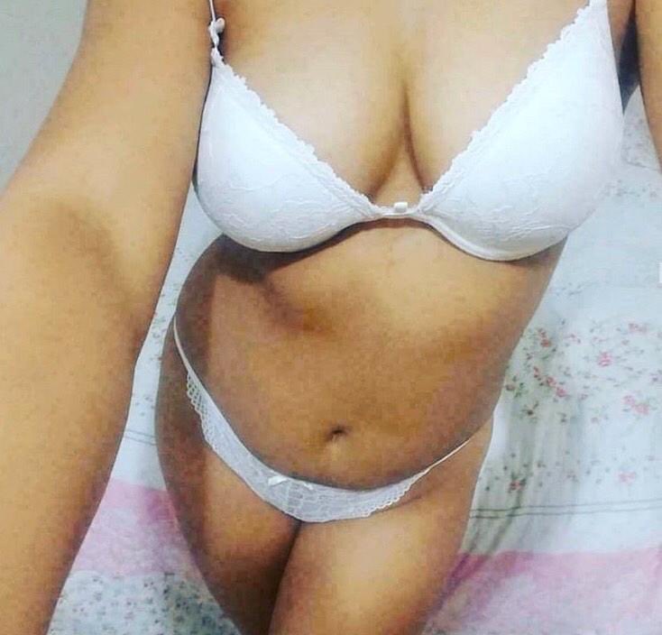 أختو مصوره نفسها والمعرص بيفتش في موبايلها