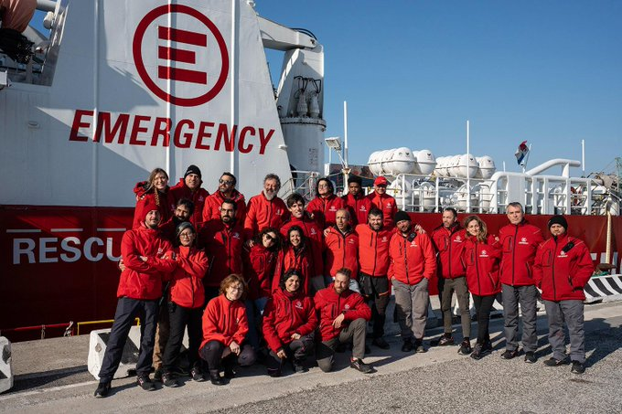 Die Crew der 2. Rettungsmission von EMERGENCY vor ihrem Schiff, der LIFE SUPPORT, am Kai von Livorno