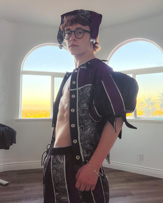 Yea I’m going to be honest I just think Shaco is so cool that’s the only reason for this https://t.c