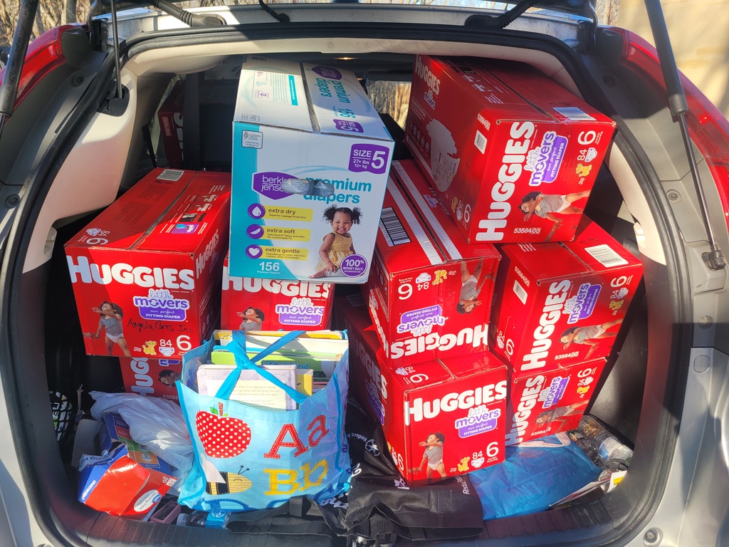 AngelaCARESInc's tweet photo. Picking up diapers from our amazing partner Moms Helping Moms. They support helps us help families! January Distribution Month for children and adult diapers!!!! 

Thank you Moms Helping Moms, look at these smiles

Thank you Jasmine &amp; Rosa for preparing the diapers. https://t.co/yU9SkjTgng