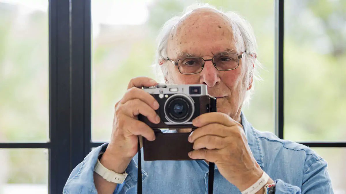 Qué noticia más nefasta la de hoy: nos deja uno de los cineastas clave del cine español de las últimas décadas (sobre todo esa etapa de finales de los 60s y 70s en la que se codeó con los más grandes). Que descanse en paz el siempre brillante e incorruptible Carlos Saura🥀