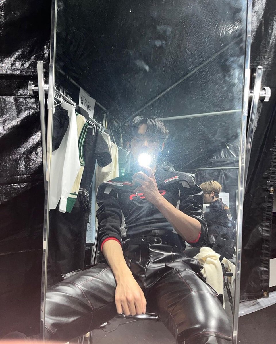nyubie__tbz's tweet photo. WHAT IS WROKG WITH KIM SUNWOO https://t.co/mkhLY1OsGK