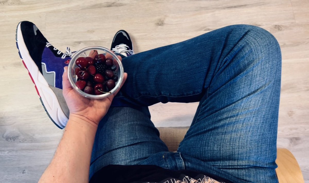 Today’s Breakfast & Kicks pairs a bowl of raspberries, cherries, blueberries, grapes and blackberries with Karhu Aria 95 kicks. Karhu is a Finnish brand established over 100 years ago in Helsinki and their discus, javelin & track spikes were featured in the 1920 Antwerp Olympics. https://t.co/l0VmOhDBZn