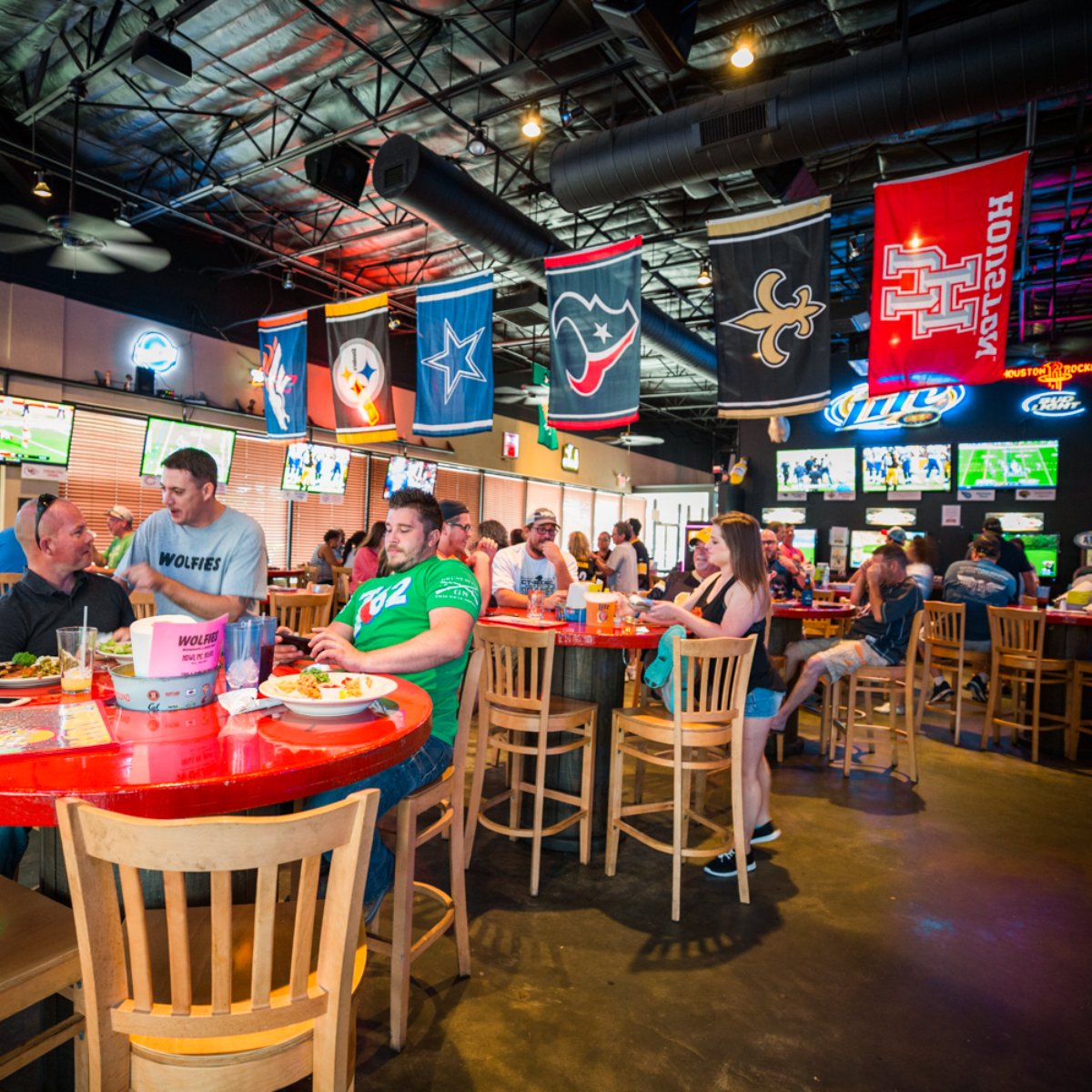 wolfies290's tweet photo. Looking for the perfect place to catch the big game? Don't miss a single play by joining us for game day this weekend. https://t.co/Ex8xnYNwAo