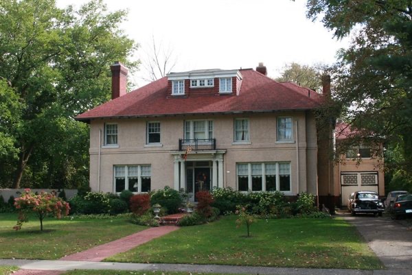 letsseedetroit's tweet photo. The Clarence M Burton House was built in 1915 in Boston-Edison. That same year Burton donated his historical collection of 30,000 books, 40,000 pamphlets, and 500,000 unpublished papers to the Detroit Public Library. #detroit #detroittours #library #History #architecture https://t.co/51YWS7T92v