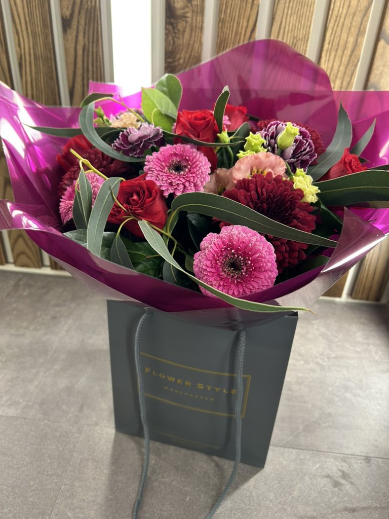 FlowerStyleMcr's tweet photo. Already a popular choice this year #romanceinred #orderonline #valentinesflowers #shoplocal  🌹❤️🌹❤️ https://t.co/WD6ypl6wEL