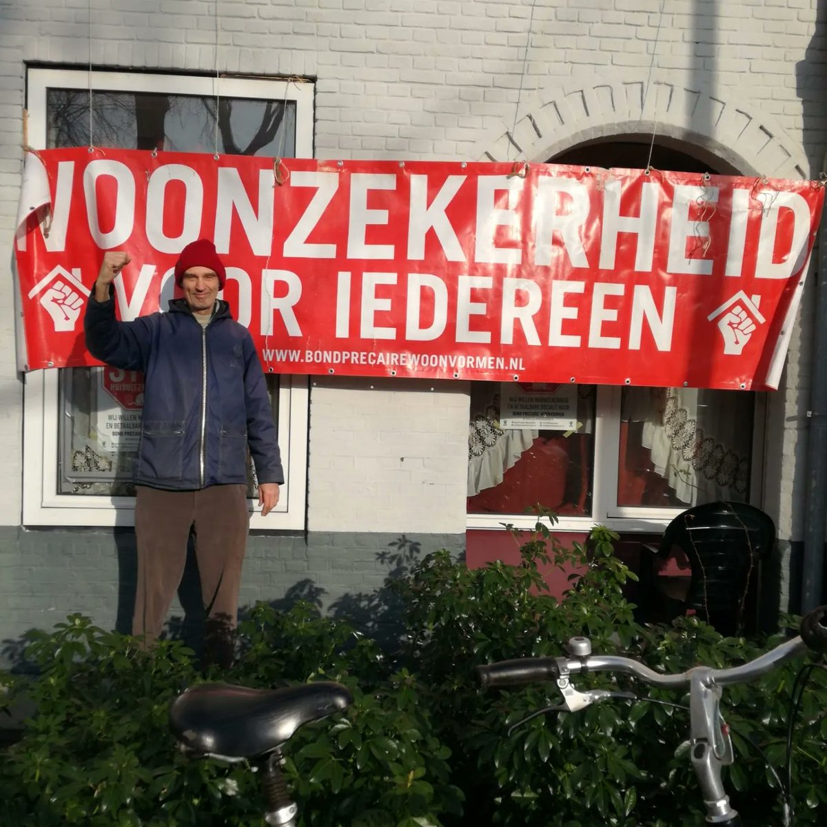 tim_de_boer's tweet photo. Gisteravond laat thuis en vanmorgen om 10 uur gewoon weer voor de deur bij Hofwonen. 
Zij houden vol. Maandag wordt Ben met al zijn spullen op straat gezet en moet hij zich maar melden bij de overvolle opvang. #schandalig. @regio15 was er ook. https://t.co/UYPANApHgm https://t.co/weh9hoByW5