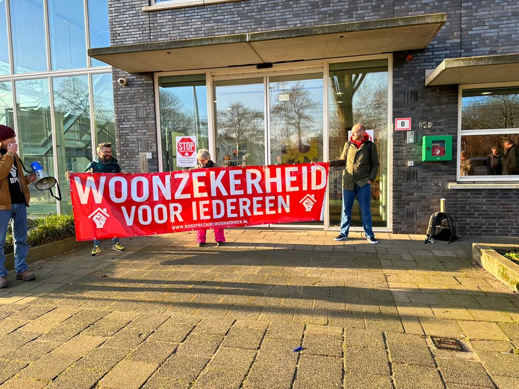 tim_de_boer's tweet photo. Gisteravond laat thuis en vanmorgen om 10 uur gewoon weer voor de deur bij Hofwonen. 
Zij houden vol. Maandag wordt Ben met al zijn spullen op straat gezet en moet hij zich maar melden bij de overvolle opvang. #schandalig. @regio15 was er ook. https://t.co/UYPANApHgm https://t.co/weh9hoByW5