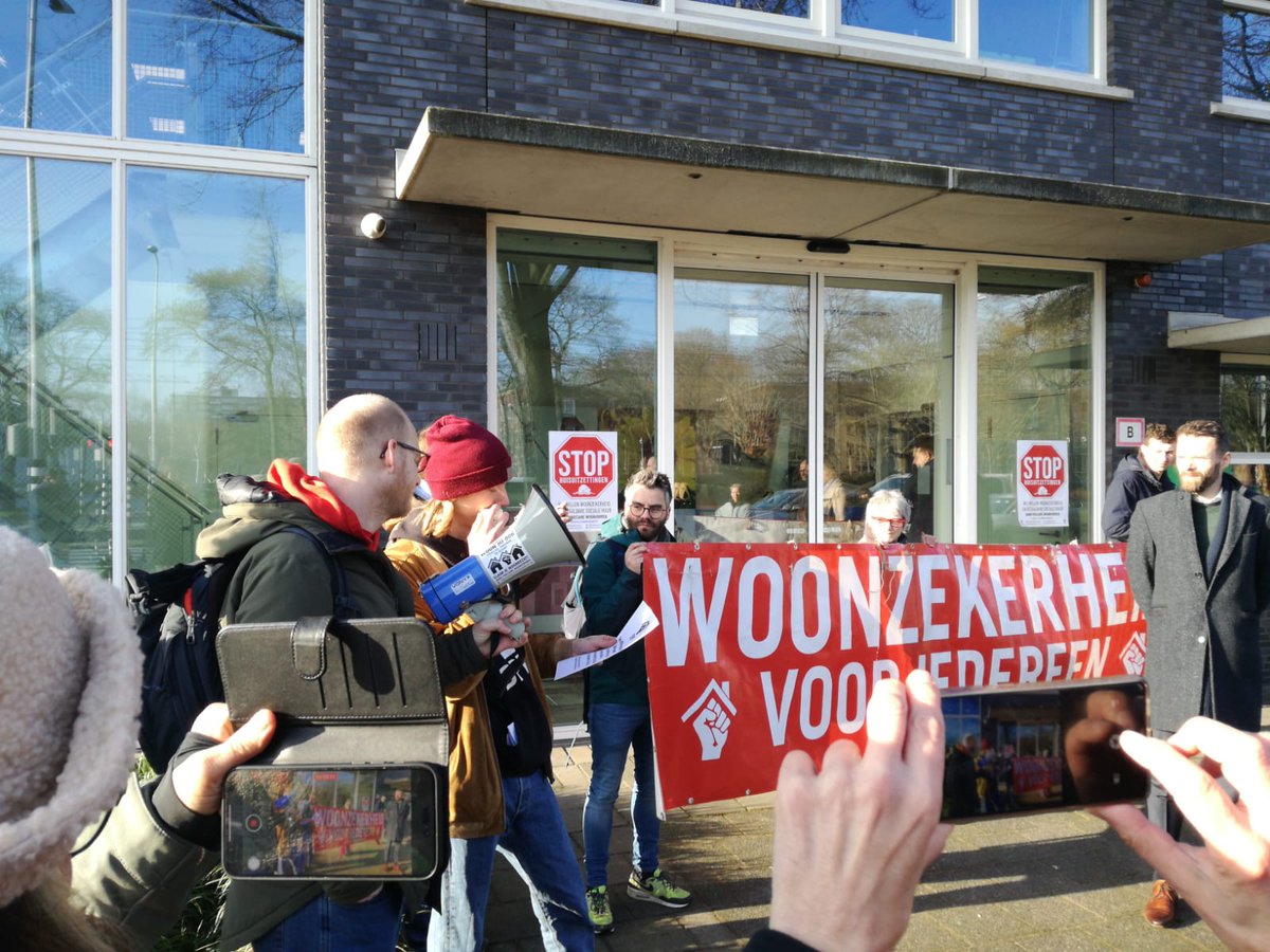 tim_de_boer's tweet photo. Gisteravond laat thuis en vanmorgen om 10 uur gewoon weer voor de deur bij Hofwonen. 
Zij houden vol. Maandag wordt Ben met al zijn spullen op straat gezet en moet hij zich maar melden bij de overvolle opvang. #schandalig. @regio15 was er ook. https://t.co/UYPANApHgm https://t.co/weh9hoByW5