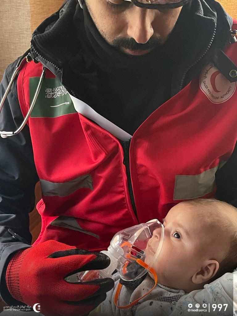 mediasrca's tweet photo. سرعة استجابة #سفراء_الحياة 

طبيب من فريق التدخل الطبي الطارئ بهيئة #الهلال_الأحمر_السعودي يباشر حالة طفل يعاني من التِهاب بالشعب الهوائية في غازي عنتاب.

#زلزال_ترکیا_وسوريا https://t.co/4yoqsViHio