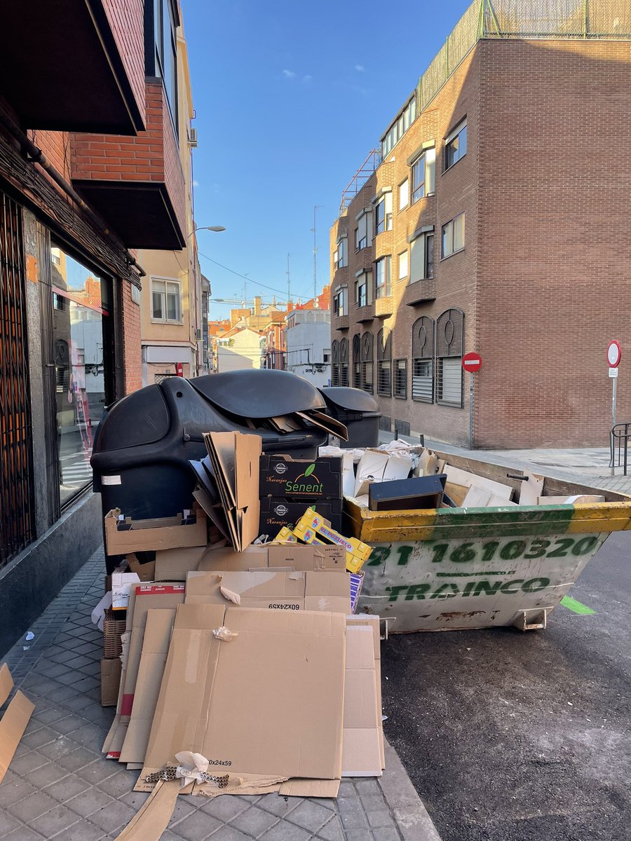 marieto113's tweet photo. @Lineamadrid calle juan del risco. Terminan de asfaltar y dejan los contenedores tirados en las aceras. Ademas que ya han salido ardiendo antes, esta vez pueden sacar ardiendo el edificio… https://t.co/FggEpCWjvv