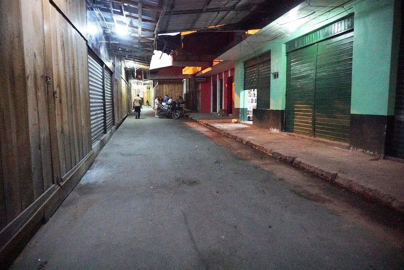 JorgeAldanaB's tweet photo. Alrededor de 100 personas de nuestras cuadrillas de limpieza recorrieron aproximadamente 30 cuadras logrando recolectar entre 80 y 90 toneladas de basura. 

El año pasado, gracias a estas acciones preventivas, no se registraron inundaciones en los mercados de la capital. https://t.co/NlvV89Z6WS