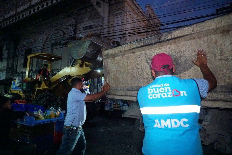 JorgeAldanaB's tweet photo. ¡Este año es de cero excusas y puros resultados!

Hemos iniciado con el primer operativo de limpieza de mercados para prepararnos y prevenir a tiempo cualquier eventualidad que pueda surgir durante el invierno. https://t.co/Nl7flMhMGH