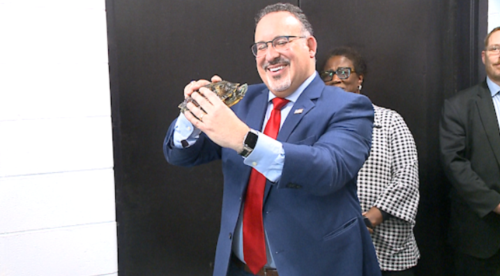 JoeySafchikTV's tweet photo. ICYMI (wouldn't blame ya.. I tried tweeting when Twitter was down..) 

Education Secretary 🤝 Oogway the Classroom Turtle

@SecCardona visited @OPS_BryanHigh Wednesday. He learned about the career pathways programs, and says Bryan is doing it right. https://t.co/EgtpjzELLA