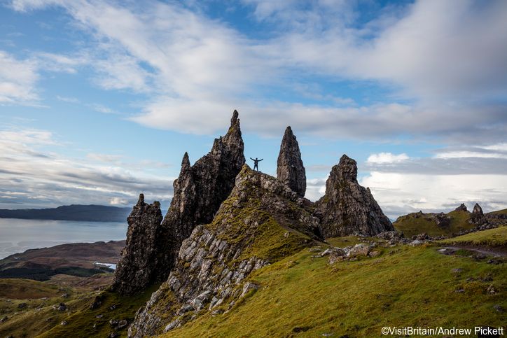 UKinUruguay's tweet photo. ¿Conocés las Highlands? ⛰️

Esta región de🏴󠁧󠁢󠁳󠁣󠁴󠁿cuenta con paisajes impresionantes, castillos encantadores, y majestuosas montañas. Hoy te dejamos algunos destinos que no te podés perder en tu próximo viaje ✈️

1️⃣ La Isla de Skye
2️⃣ Kilt Rock
3️⃣ El Viaducto de Glenfinnan
4️⃣ Glencoe https://t.co/rn9EiY908V