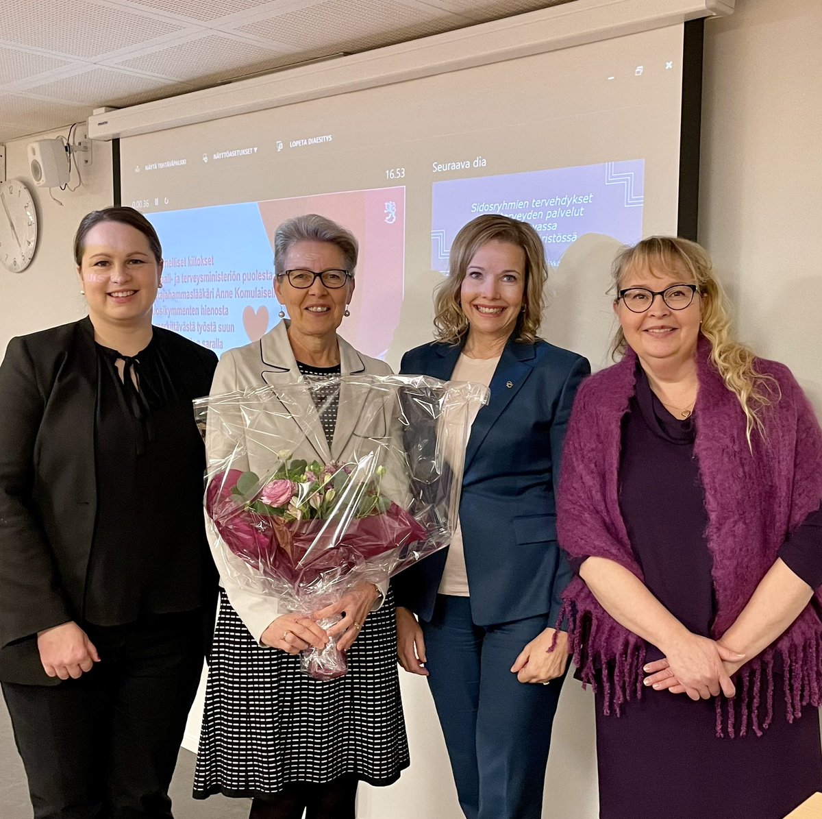 Johtajahammaslääkäri Anne Komulaisen hieno juhlaseminaari <a href="/YTHS_FIN/">YTHS</a>. Opiskelijoiden terveydenhoitomaksu kattaa myös suunterveyden palvelut hammasteknisine kuluineen. Näinhän sen tulee olla; suun sairauksien hoidosta ei pitäisi joutua maksamaan enempää kuin muiden sairauksien.