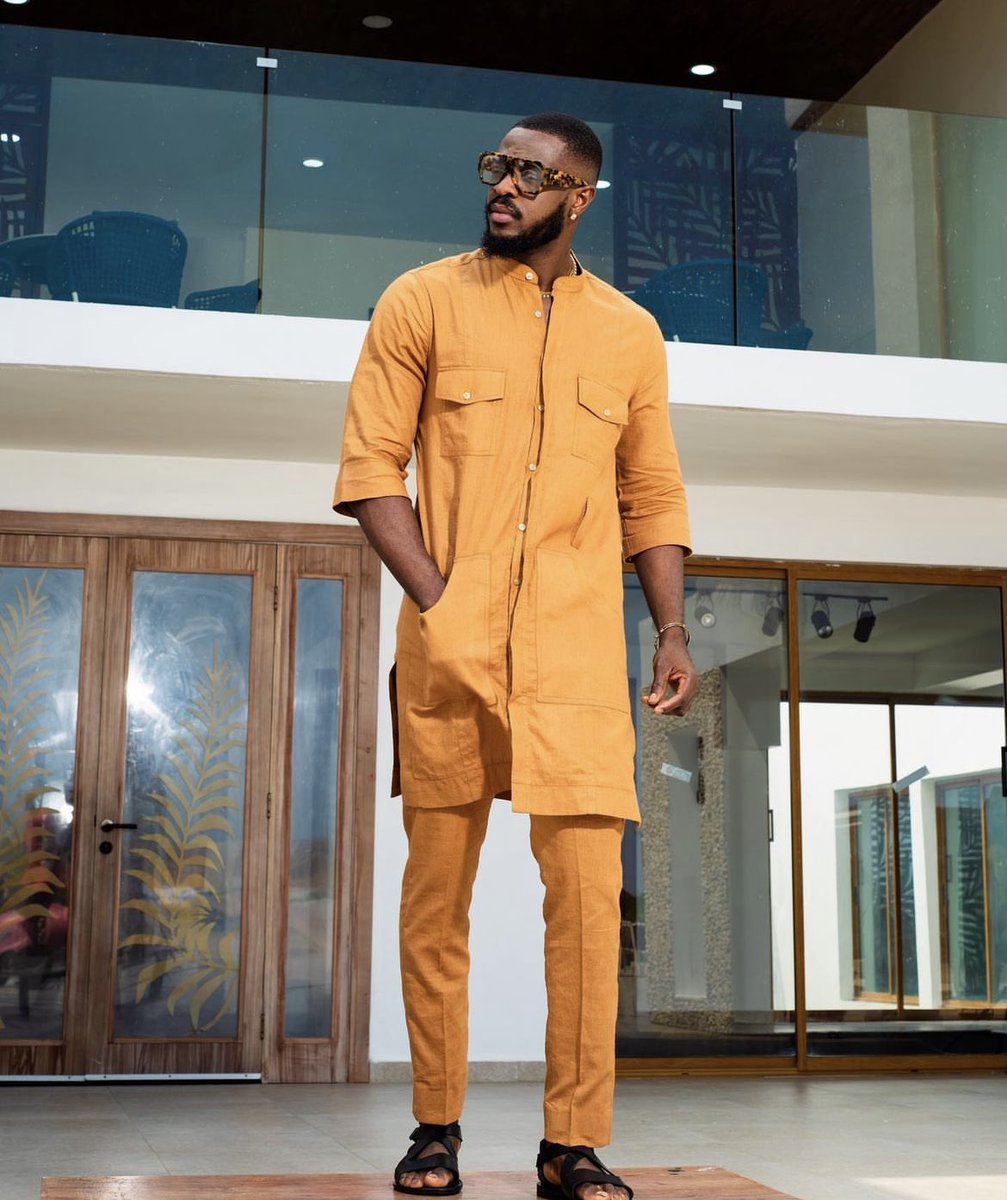 Yemi Cregx is on top of this game📌 He sees the game she was trying to pull and I'm glad he said he's not having any problems with Thabang. Kbosi wanted another Miracle vs Yemi scenario but baba said, HOLD MY BEER🔥
#BBTitans