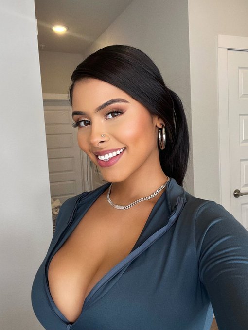 The snack that smiles back ☺️ https://t.co/ByWelAlcKw<a href="/tag/fashion"class="tags"><span>#fashion</span></a>