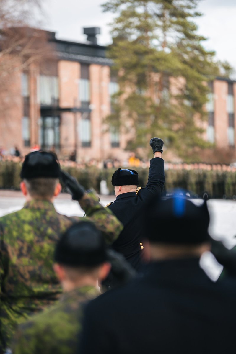 Nylandsbrigad's tweet photo. Våra beväringar i januarikontingent avlagde krigsmannaförsäkran eller -eden idag. Brigadkommendör, kommodor Juha Kilpi utnämde rekryterna till jägare. Nästan 1300 anhöriga till beväringar var med i denna viktiga dag. #faneden #jägare #nylbr #dragsvik #valapäivä https://t.co/zIN6CX8jHJ