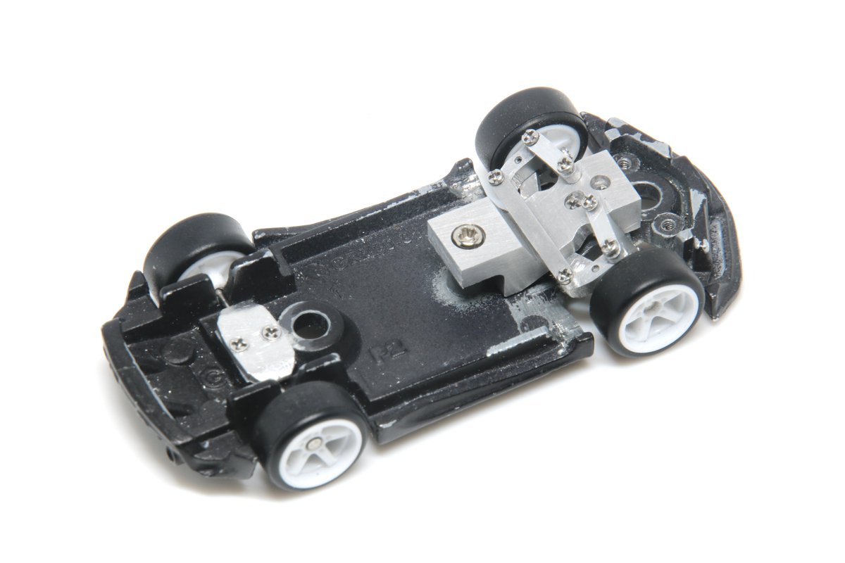 MagnetizingD's tweet image. 2ヶ月以上かかったけどステアギミックが無事完成した！かっこいいミニカーのまま手で転がして遊べるようにしたかったので
①ホイールアーチとタイヤは変えない
②進む方向に自動的にタイヤが切れる
の2つにこだわって作った。②はイマイチだったけど①はバッチリ成功！
#ホットウィール 
#ミニカー