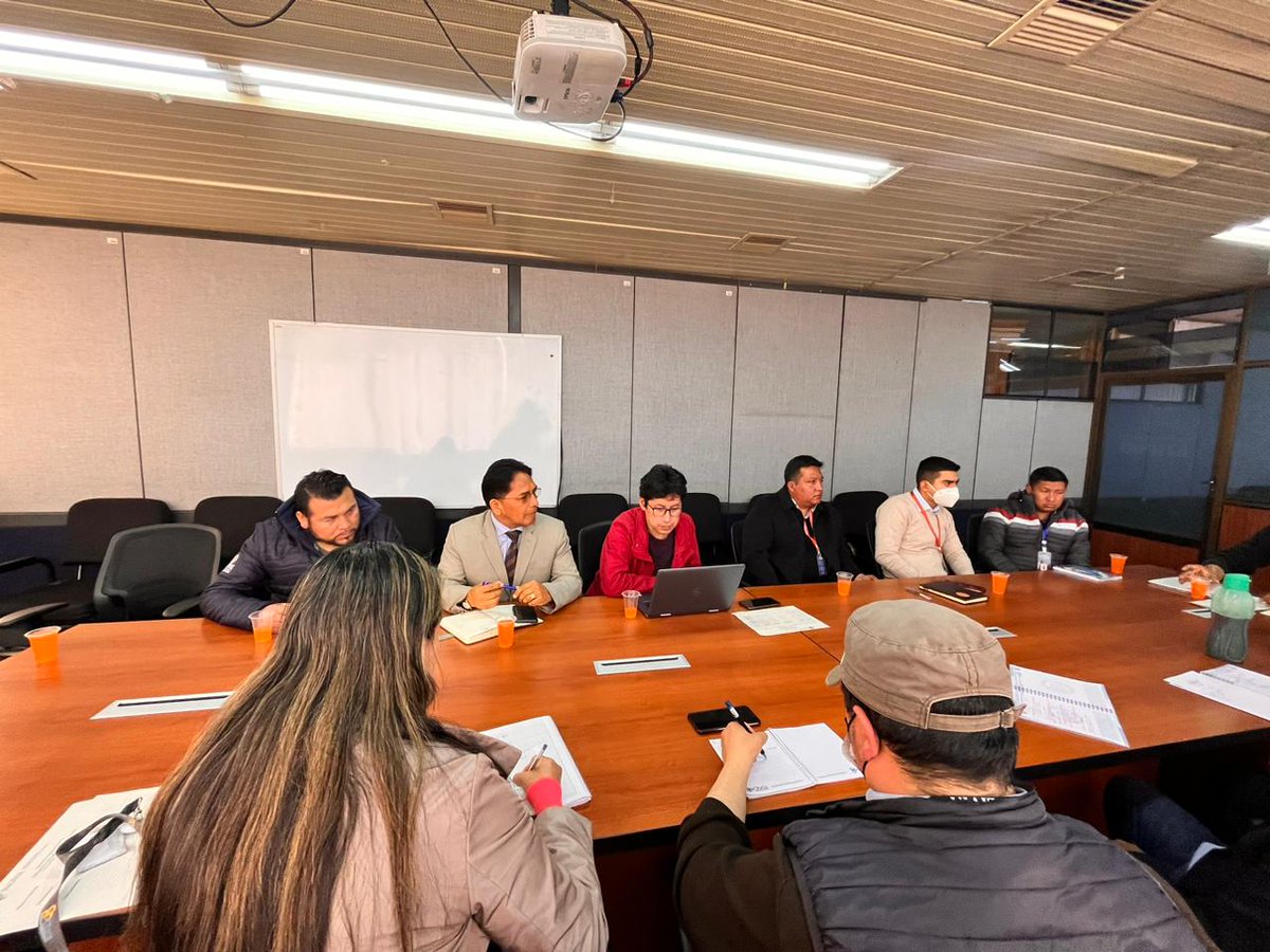 JusticiaBol's tweet photo. #JusticiaInforma | En el marco de la coordinación interinstitucional, el #VDDUC, la #AGETIC y el Instituto Geográfico Militar (#IGM) llevan a cabo la reunión para la implementación de herramientas tecnológicas a través del módulo de modernización de Derechos Reales. https://t.co/ucGWM1HCXQ