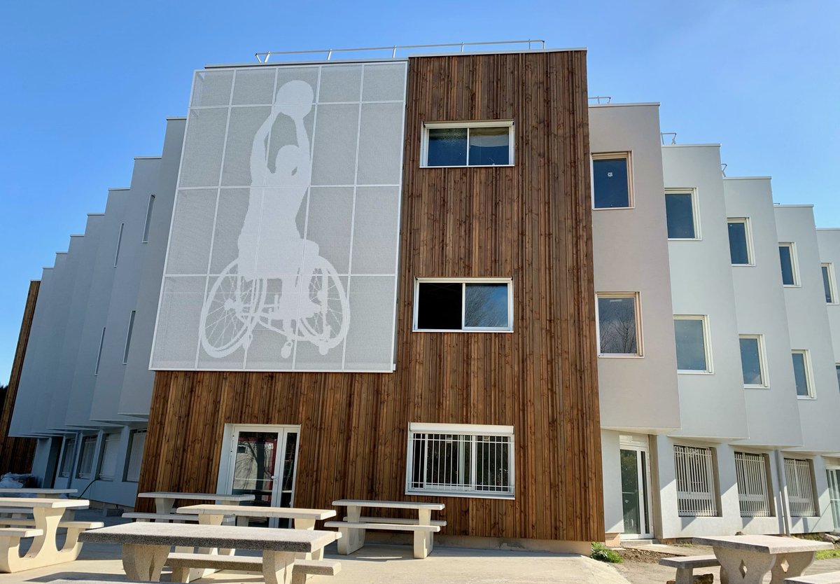 Heureux de voir le chantier de rénovation du bâtiment A  <a href="/UFRStapsMontpel/">UFRStapsMontpellier</a> avancer à grands pas avec l'installation de différentes images de  #sport à chaque angle du bâtiment : la première posée illustre notre attention portée au lien sport et handicap. #PlandeRelance #Résilience