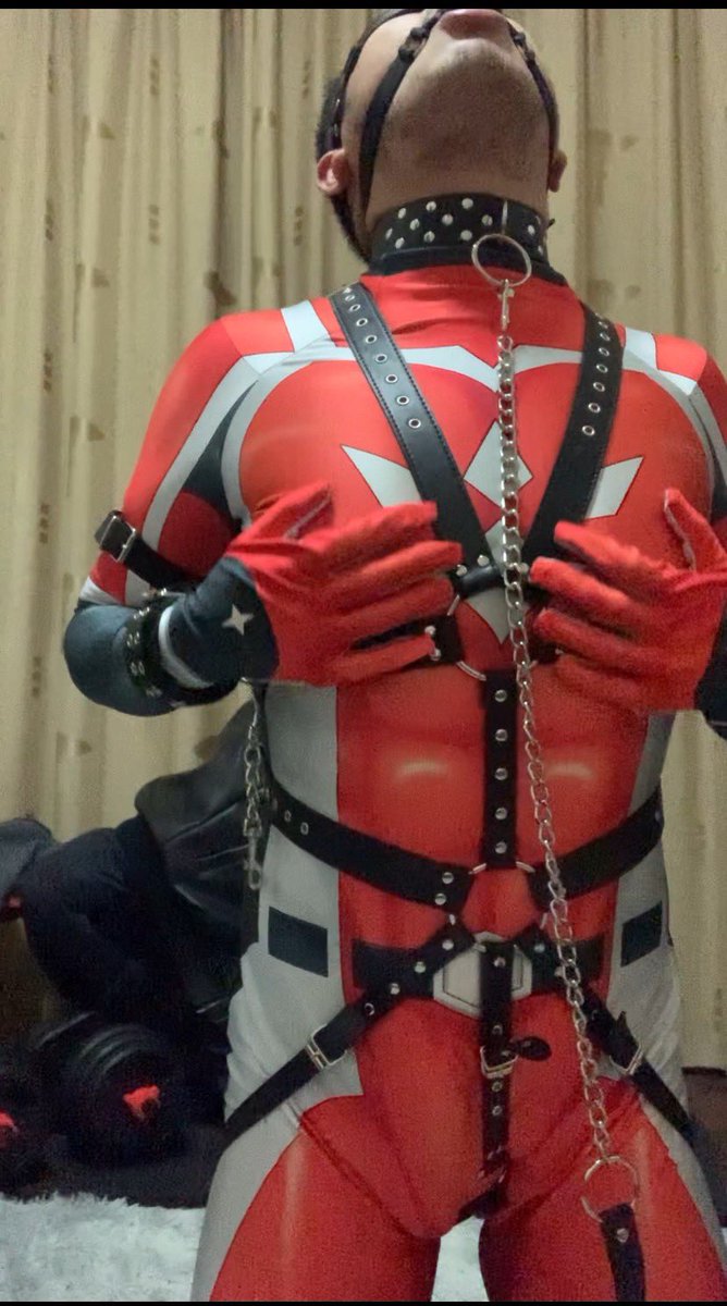 英雄被邪恶组织盯上并捕获，穿上束腹带后英雄的力量全部丧失，被束缚的感觉让英雄更骚了，乳头被开发成了第二性器官，只要轻轻触碰便可以到达高潮