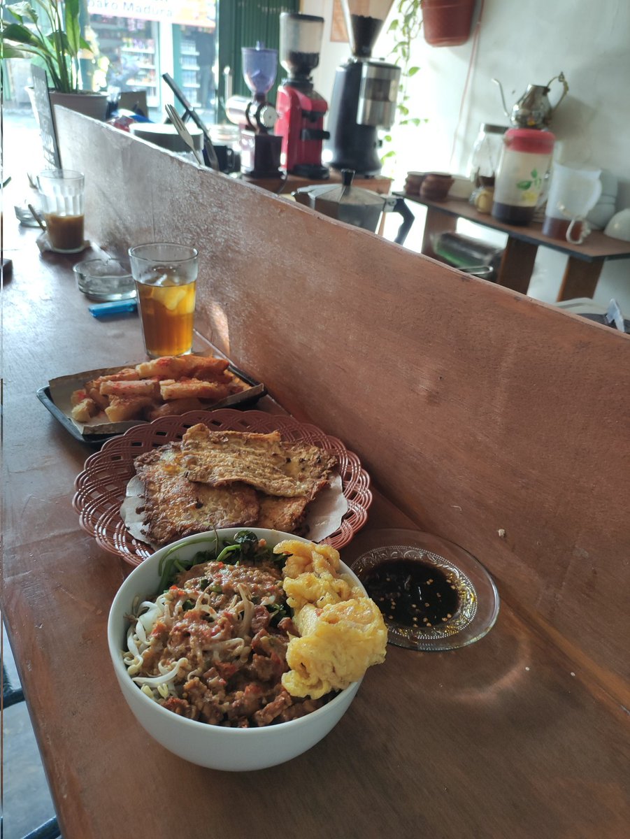 toendjoengDjaja's tweet photo. Menu makanan kami juga bervariasi dari harga yang ekonomis masuk di kantong mahasiswa dengan range 2ribu - 13 ribu saja. Ada telo goreng, mendoan, pecel pun di bandrol dengan harga 8ribu
#OTWMalioboro #pecel #khasjogja #telogoreng #kulinerjogja #wisatajogja #esteh  #warkop https://t.co/MKAwCsouX5
