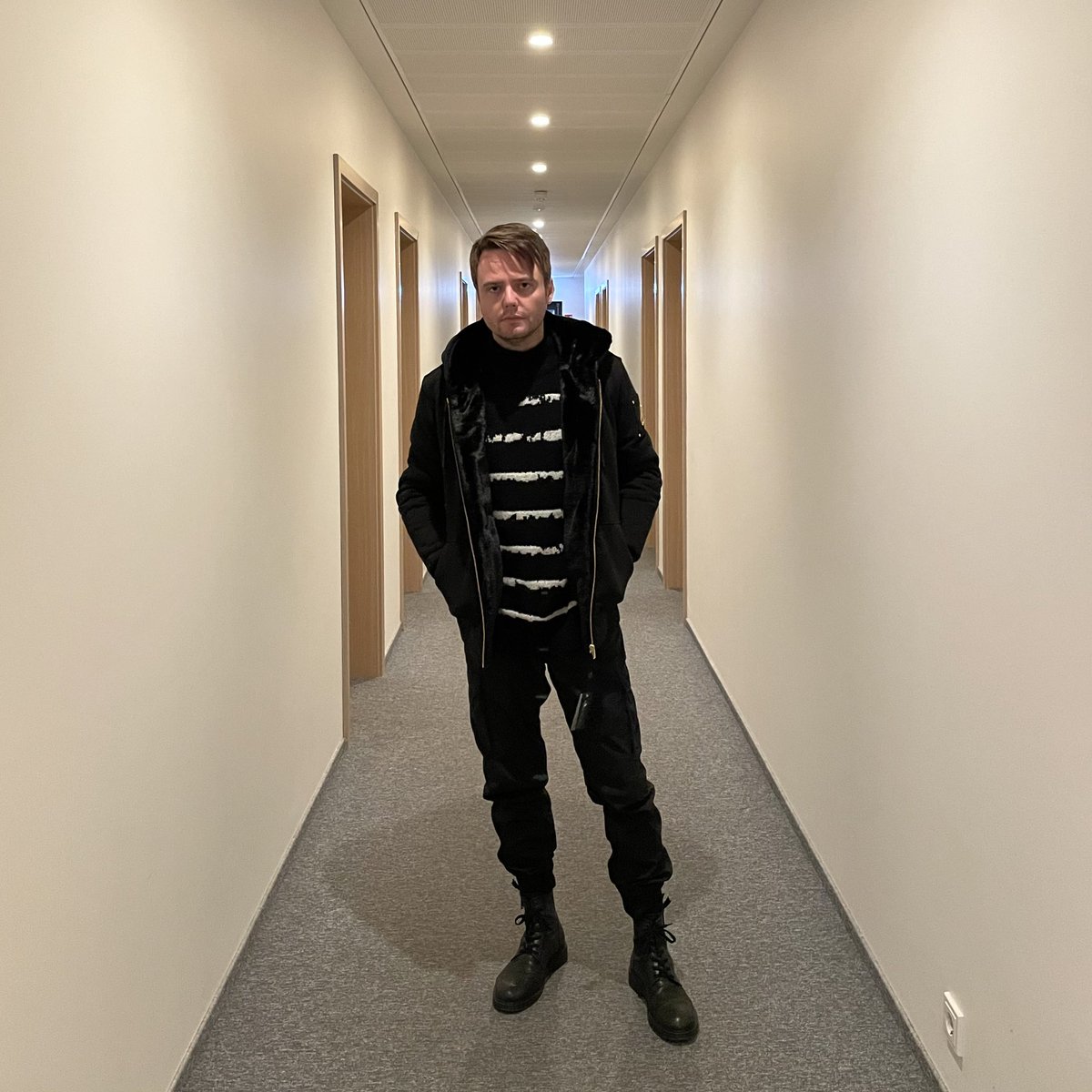 perduraboworld's tweet image. First night fitting in #Reykjavik. What’s best, 1 or 2? For sure the second one was warmer…

@mooseknuckles @DomingoComm 
#gaelleparis #mooseknuckles