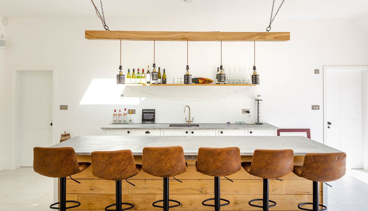ME_Architects's tweet image. Happy Friday! 🥳To get into the Friday spirit, we're throwing it back to this wonderful bar from a previous double extension and full refurbishment project in Surrey.

#FridayFeeling