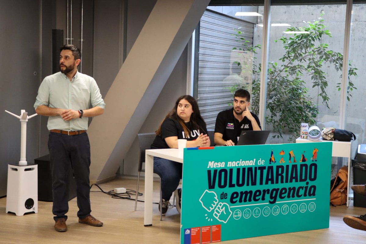 InjuvChile's tweet photo. Hoy junto a la @subse_ssociales impulsamos la primera sesión de la Mesa Nacional de Voluntariado de Emergencia en la que participaron 26 organizaciones desde la sociedad civil hasta el gobierno (sigue)

#IncendiosForestales #VoluntariadoInjuv https://t.co/RQo5WKeZVB