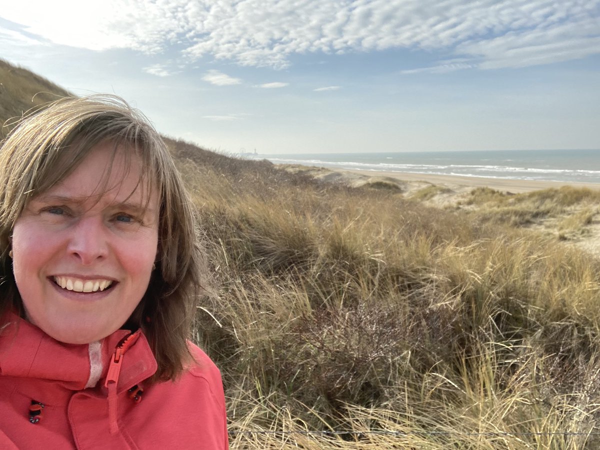 Heerlijk wandelweer vandaag. Het was een mooie route door de duinen en langs de Hollandse kust. Ik heb gelijk even een selfie gemaakt omdat het duin niet alleen mooi wandelgebied is, maar ons ook beschermd tegen overstromingen.
#WelkeDijkBeschermtJou #MijnDijkOnsLand.
