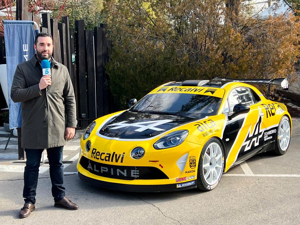 Señoras y señores, con todos ustedes… el coche más bonito de Rallyes😍 #Alpine A110 R-GT 🟡⚫️
📸 <a href="/ManuelAvino/">Manuel Aviñó</a> 
 <a href="/GrupoRecalvi/">Grupo Recalvi</a> @PrensaALPINE <a href="/wearemobilizers/">Mobilize</a> <a href="/Michelin_Sport/">Michelin Motorsport</a>