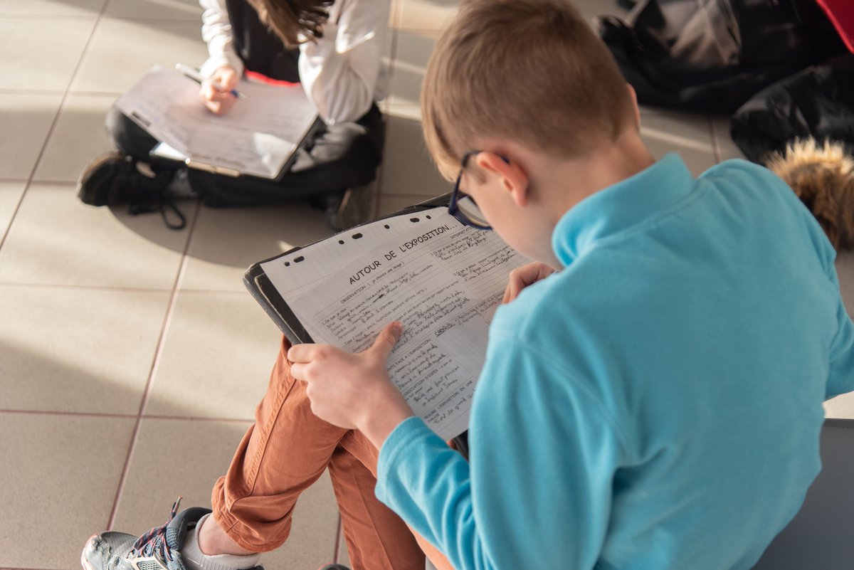 CollegeDaudet83's tweet photo. Partage de ressources culturelles : une classe  du collège Bosco visite l'exposition de l'espace d'arts du collège Daudet. Un travail de lecture d'images et un rallye-lecture leur sont proposés. Une collaboration qui débute fort et qui va continuer ! https://t.co/sAFzCzhhqW