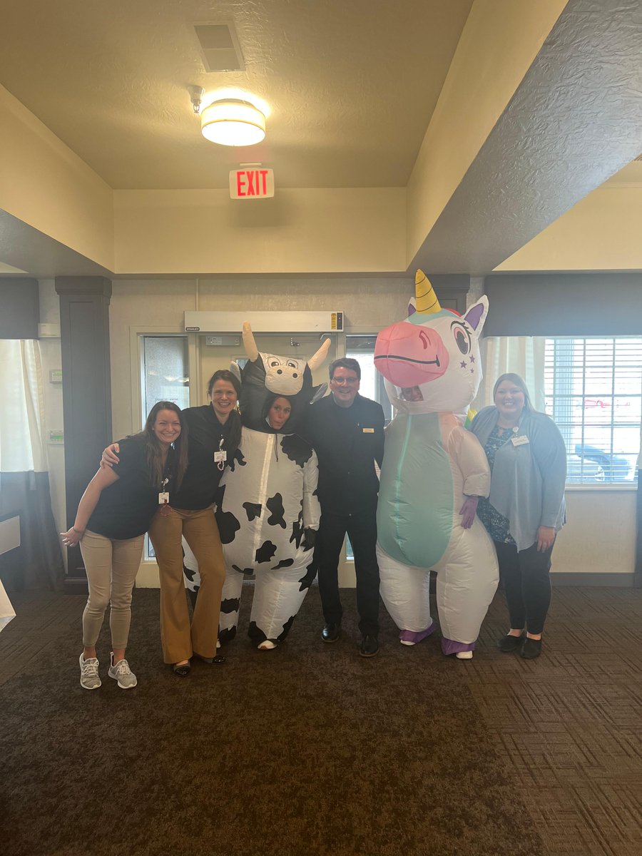 Cypress_Pointe's tweet photo. Our Senior Executive Club comes together once a month for a chef prepared meal and great conversations! There are so many perks to becoming a member! Did we mention it's FREE for Seniors 😊 
Call 937-836-3149 and ask how to join our club!!! https://t.co/ai3eyDYbYe