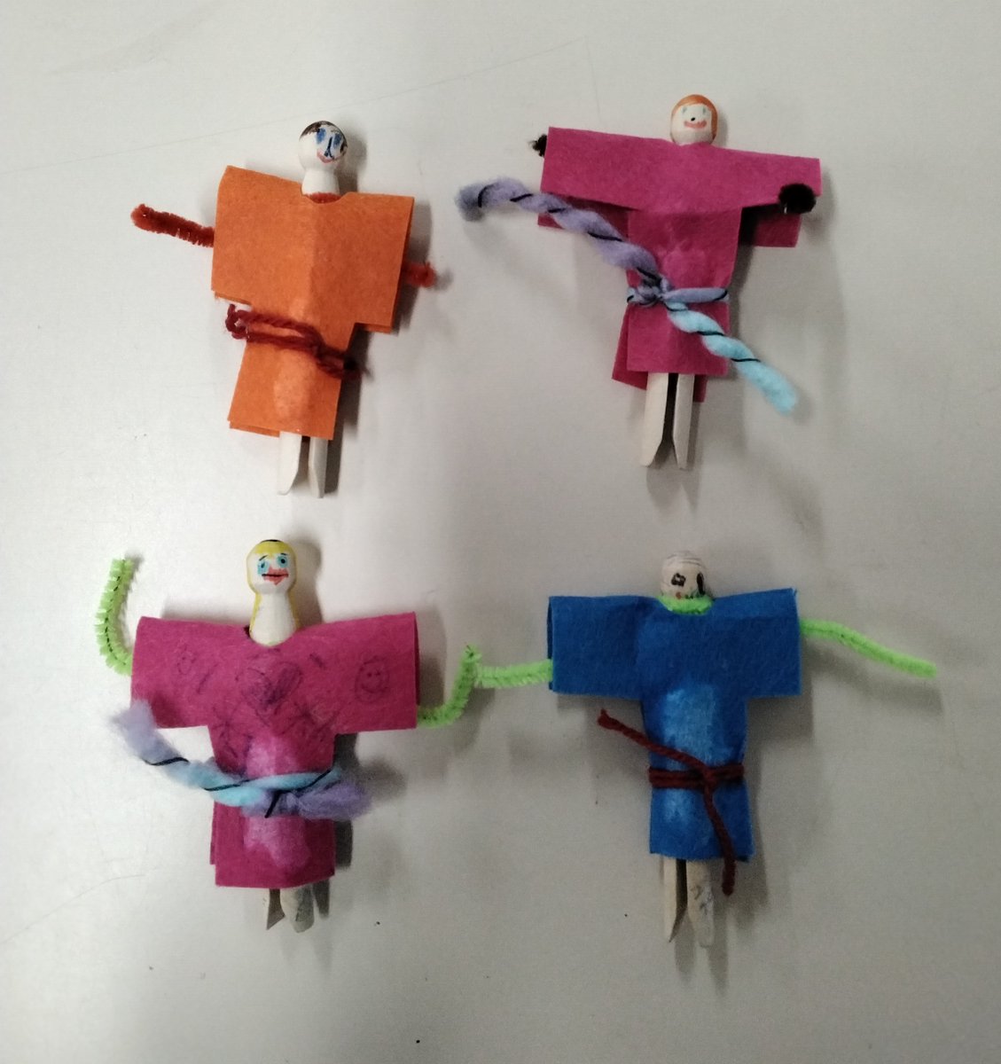 BCEVCPSquirrels's tweet photo. Squirrels finished their art unit on the human form by making people out of clothes pegs. https://t.co/vFchvMqwct