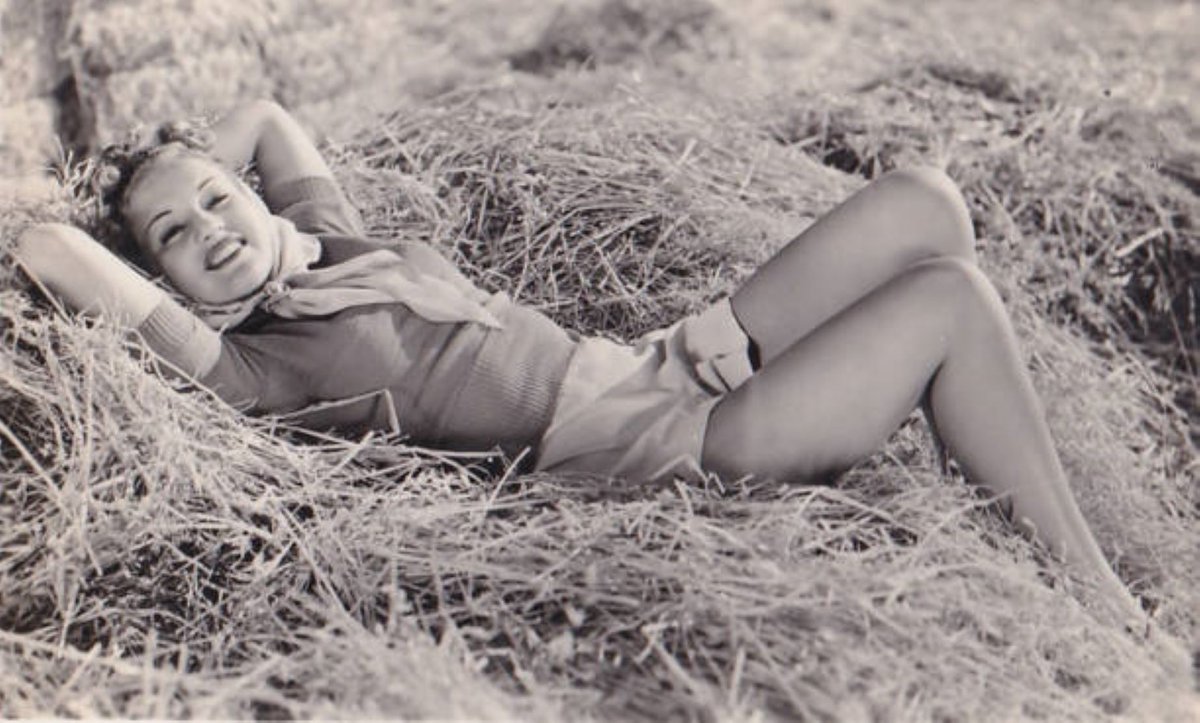 1939, Betty Grable en la granja sobre el fenc.
📷 Nextrecord Archives / Getty Images