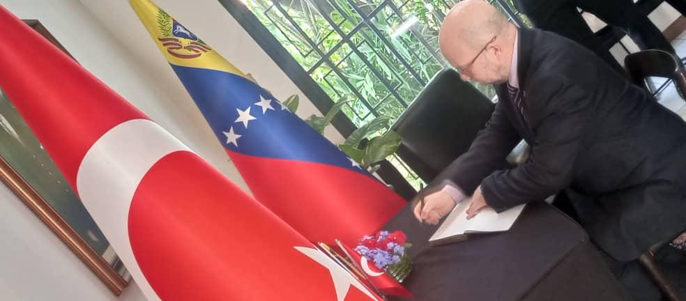 TC_KarakasBE's tweet photo. El Canciller @yvangil y el Viceministro de Relaciones Exteriores para Europa @frankmirez firmaron hoy el Libro de Condolencias en honor a las personas que perdieron la vida en los terremotos en #Türkiye. Agradecemos sumamente la solidaridad del país hermano #Venezuela. 🇹🇷🇻🇪 https://t.co/vBTj3o1a5j