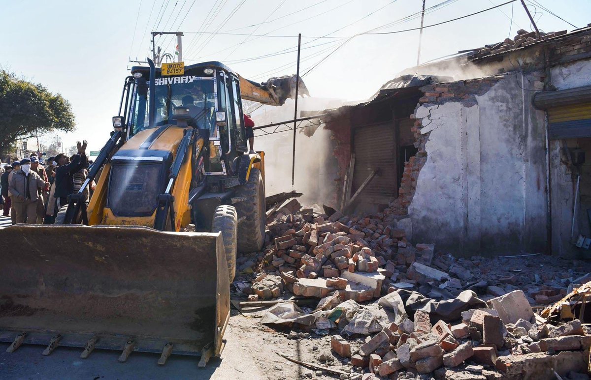 Hameem_Kapra_'s tweet photo. Why to demolish the houses, shops of innocent &amp; poor people?
Why to make them suffer?
Take the land of those who has illegally occupied Govt land.
There is no benefit to demolish a
house of poor on few marlas, this will only create hatred among the people. https://t.co/9LRTdrjcDd