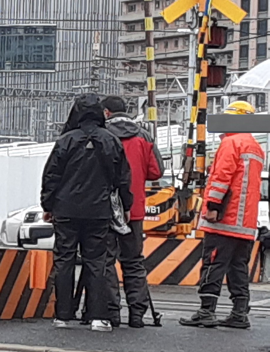 2023年2月10日
梅田貨物線の踏切にて三脚を立てて撮影をしているマスコミ(NHK 大阪報道)。遮断機ギリギリに三脚を立てて撮影していたので保線作業員が注意に入るも言うことを聞かず、保線作業員が社員用タブレットを向けた瞬間に逃げるように立ち去る。テレビ局がこんなのでいいのだろうか？