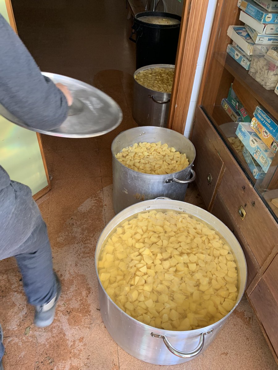 unpeto's tweet photo. Pelando y cortando papas 🥔 unos 240 kilos! 🥔🥔🥔🥔🥔 preparando las Fiestas de la #Matanza de #Sequeros #Salamanca https://t.co/TMAWOO40lT