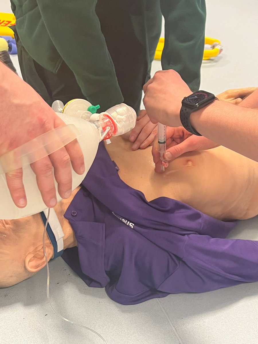 ShuParamedic's tweet photo. 2nd Yr student #paramedics engaged in their #trauma module today. Extending the learning with #prehospital assessment &amp; management of TBI, spinal injury &amp; introducing HOTT principles in TCA. Plus consolidating correct  pelvic binder placement in a blunt trauma patient. @AHP_SHU https://t.co/GNh5WWXqTZ