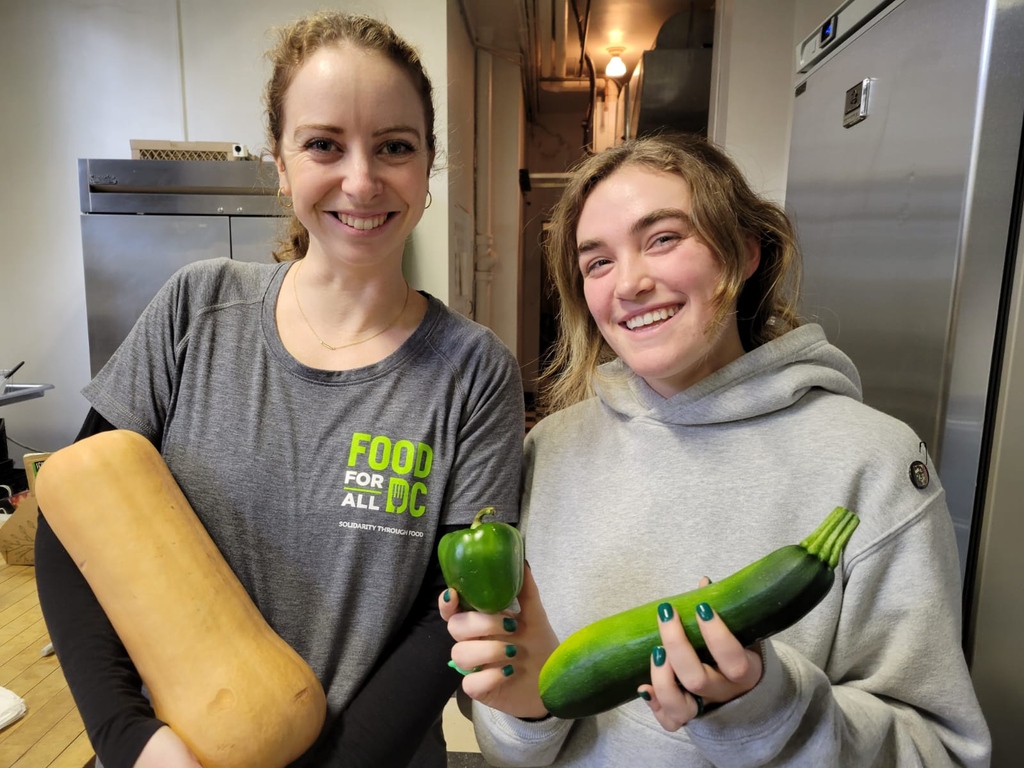 foodforalldc's tweet photo. Our new Thursday morning volunteers, Maggie and Rowan.
#FFADC #FoodforAllDC #Volunteers #Foodsecurity https://t.co/201YlaTtM1