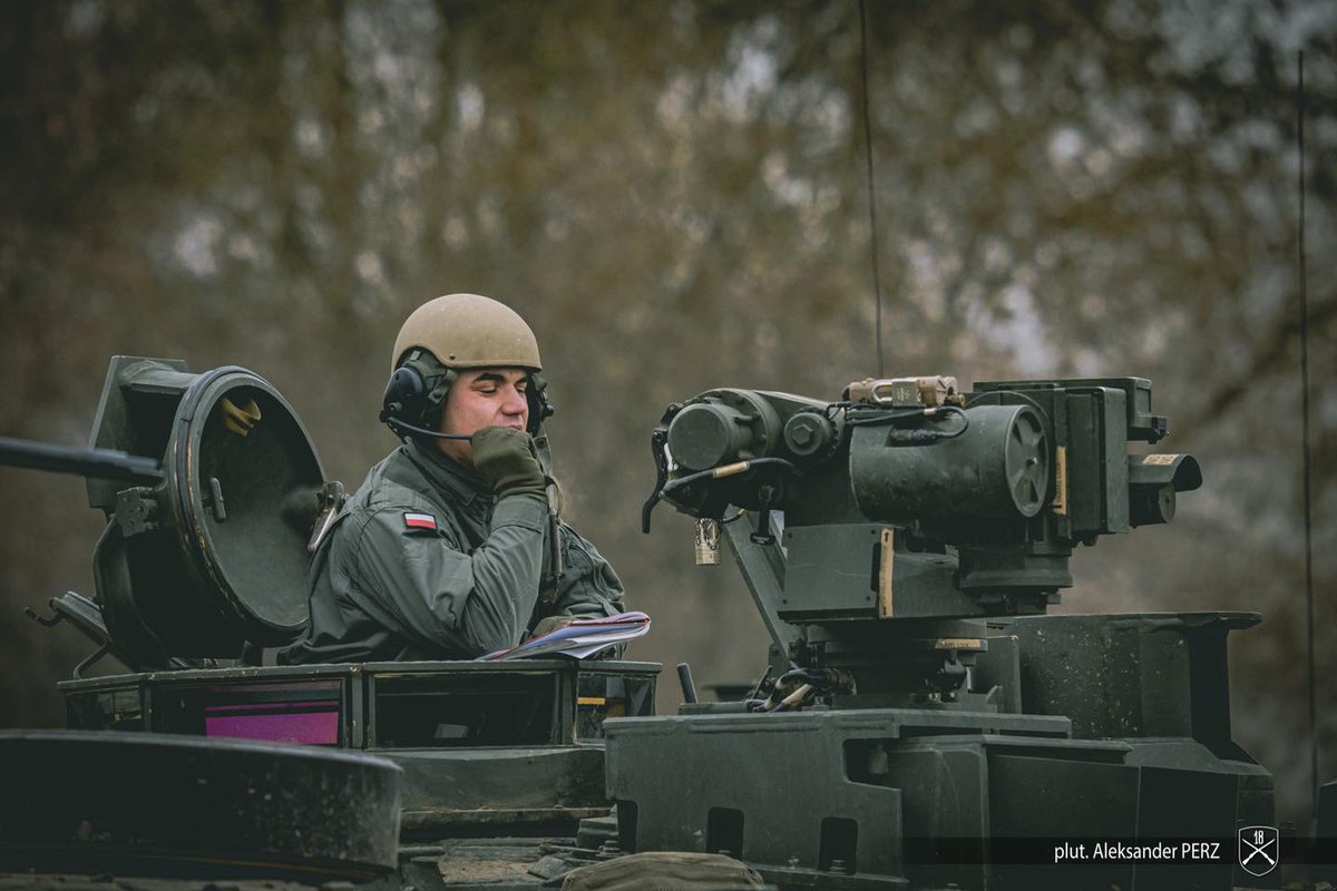 Polska_Zbrojna's tweet photo. #FOTO Instruktor z cienia. Polscy żołnierze, którzy w #AkademiaAbrams przeszli kurs obsługi jednego z najsłynniejszych czołgów, teraz pod okiem Amerykanów przygotowują się do roli samodzielnych instruktorów. @MON_GOV_PL @DGeneralneRSZ @Zelazna_Dywizja https://t.co/G7t0gm9Ivn https://t.co/QVj59kzFkY