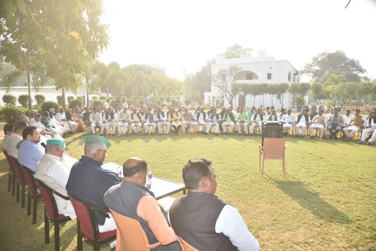 yadavtejashwi's tweet photo. महागठबंधन की आगामी 25 फरवरी को पूर्णिया के रंगभूमि मैदान में होने वाली आमसभा की तैयारियों को लेकर सीमांचल और कोसी प्रमंडल के राजद के वरीय नेताओं,मा०विधायकों,पूर्व विधायकों,सांसदों, प्रदेश पदाधिकारियों,जिला अध्यक्षों, युवा राजद क�� जिलाध्यक्षों और जिला प्रधान महासचिवों की बैठक हुई। https://t.co/G9pxb7d0wC