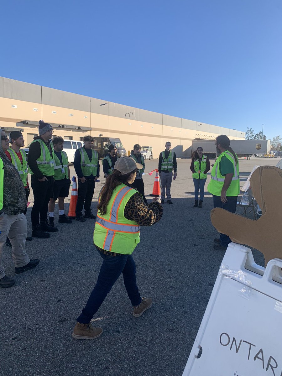 Fantastic turn out for our feeder/mule blind spot demonstration. Thank you for everyone who helped make it happen #feedersafety #airrampsafety #westzoneactivity